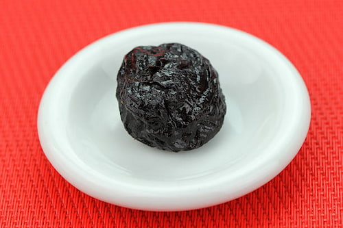 آلو بخارای سیاه خشک همراه با خواص ضدالتهابی